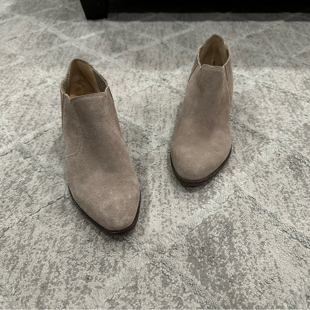 Lucky Brand Folley Pull On Chelsea Suede Ankle Boot Taupe Gray Women 8.5